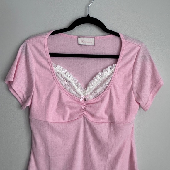 Fitted Pink Blouse with Cap Sleeves and Ruffled Details - Picture 1 of 2